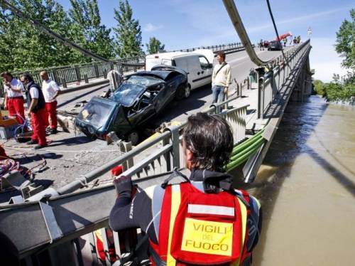 Crolla il ponte appena ristrutturato: auto nel Po