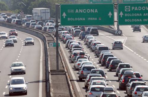 Maxi-esodo: l'autostrada A4 paralizzata. L'appello della polizia: non partite