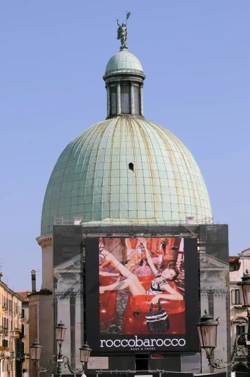 Pubblicità sexy su una chiesa 
La Curia attacca: "E' immorale"