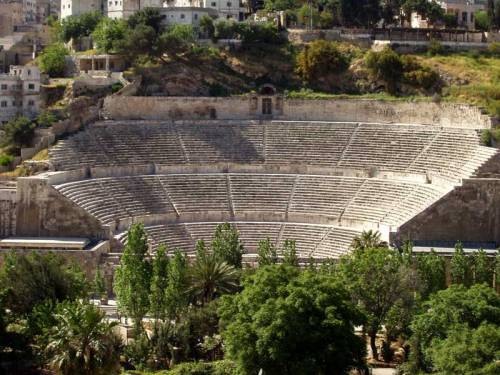 Pausa pranzo nel passato e mostre: 
Cinque giorni di festa per il teatro romano