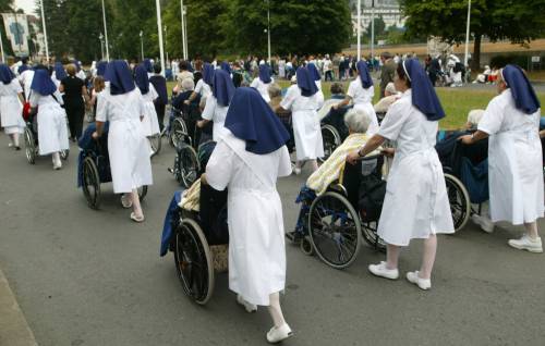 Va a Lourdes e riprende a camminare