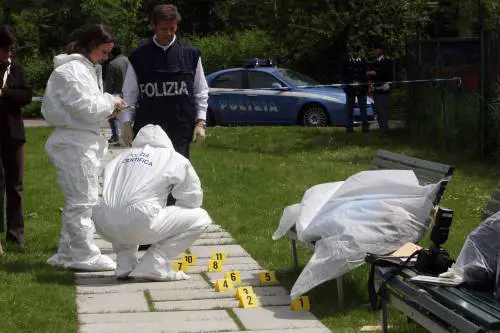 Portiera accoltellata nel parco: caccia al killer