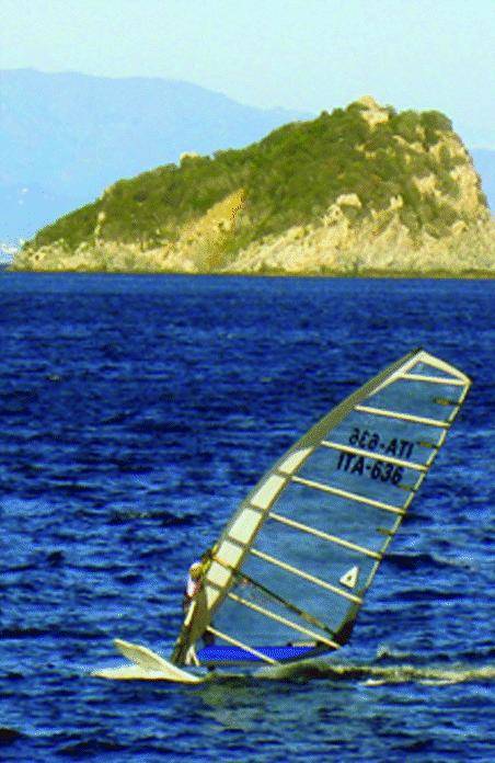 Bandiere e divieti Al mare,  tra il blu e il rosso di Tursi