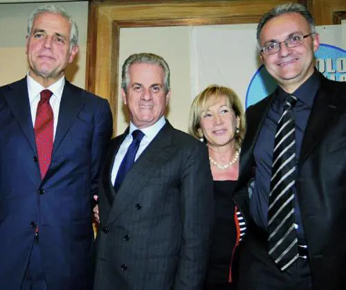 Nessuna bandiera  né musica: così il Pdl ricorda don Gianni