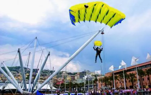 Un ponte tibetano sotto la sopraelevata