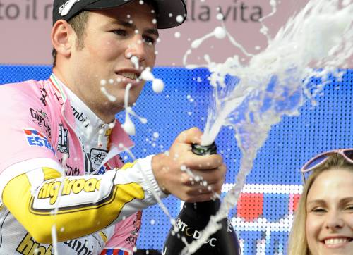 Giro d'Italia, Cavendish 
prima maglia rosa 
con la crono a squadre