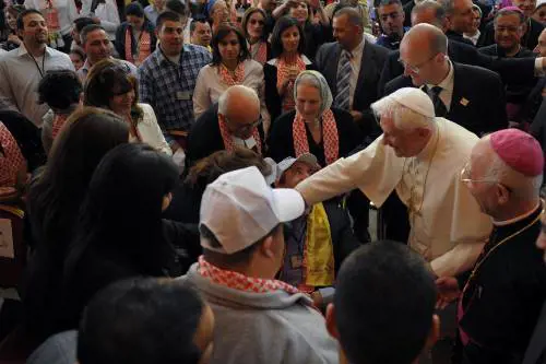 Giordania, il Papa in visita alla moschea: 
"La fede è sfigurata se serve la violenza"