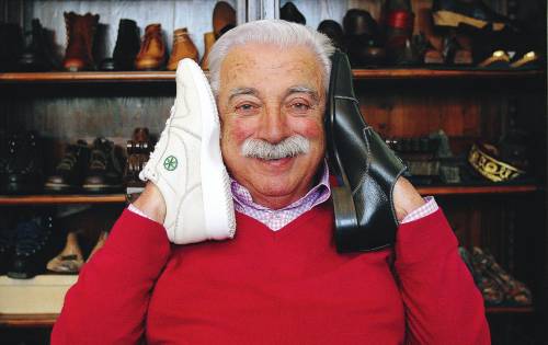 "Mio padre fece le scarpe al Duce 
Io le faccio a Sarkozy e pure a Bossi"