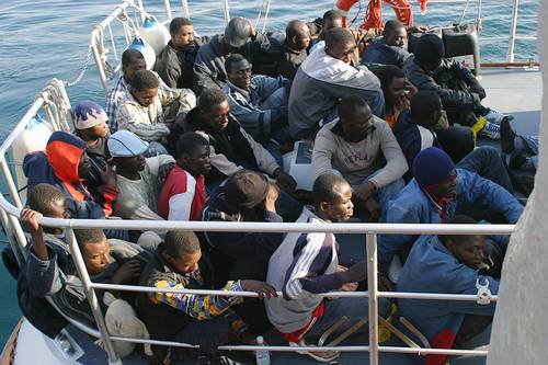 Immigrati, in Libia un altro barcone 
Bossi: "La nostra linea fa proseliti"