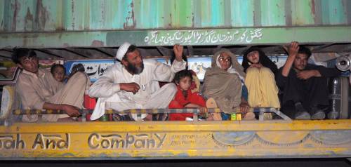 Pakistan, esodo biblico 
Civili in fuga dai talebani