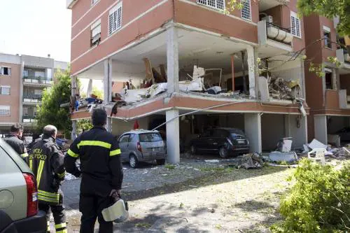 Tenta il suicidio col gas: ammazza due persone