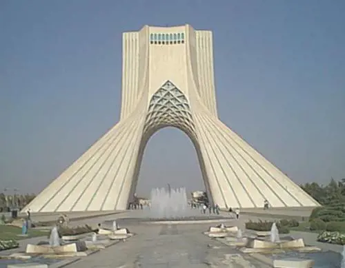 Sulle orme degli hippy paradossi a Teheran