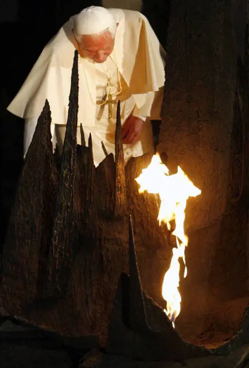 Il Papa al museo della Shoah: "Mai più un simile orrore"