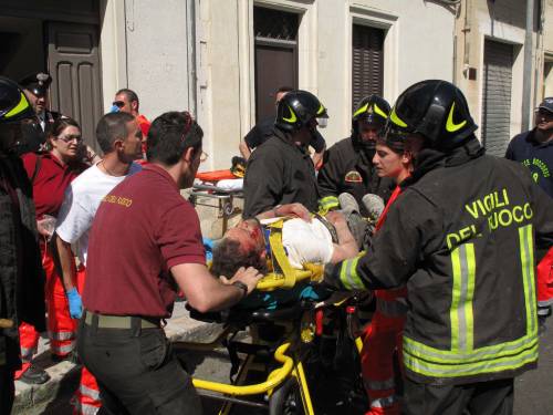Lecce: crolla tetto, estratti vivi due operai