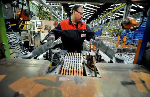 C'è troppo lavoro? Impiegati 
spediti in catena di montaggio