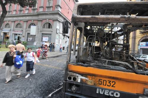 Napoli, incappucciati 
bruciano bus in centro 
Occupata sede del Pdl