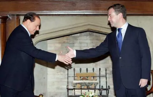 Crisi, Berlusconi: "Il peggio è passato" 
Franceschini: "Servono misure concrete"