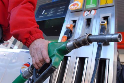 Benzina, nuovi rincari: ai massimi da ottobre