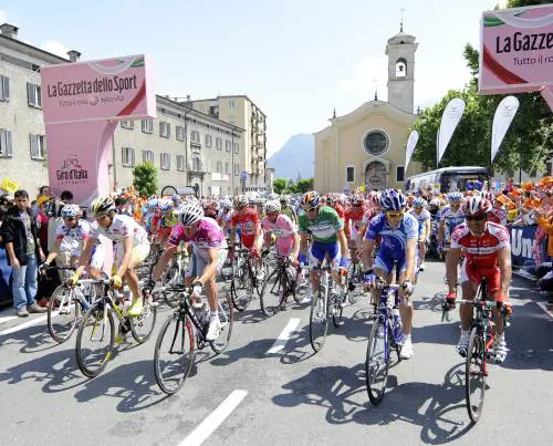 Corridori "lumaca" per protesta 
Milano show, tappa non valida