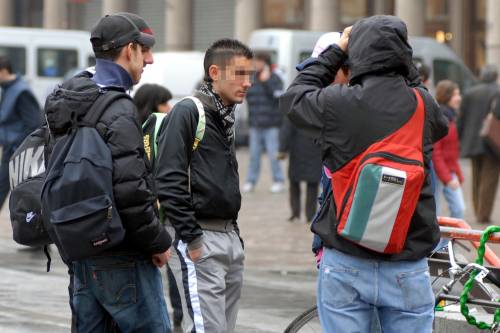 Picchiato dal branco  
di 15enni per un'avance