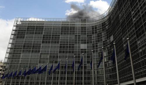 Bruxelles, incendio 
alla Commissione Ue: 
evacuato il palazzo