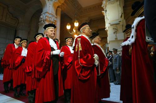 Bossi: "Anche le toghe siano elette dal popolo" 
L'Anm non ci sta: "La Costituzione è cosa seria"