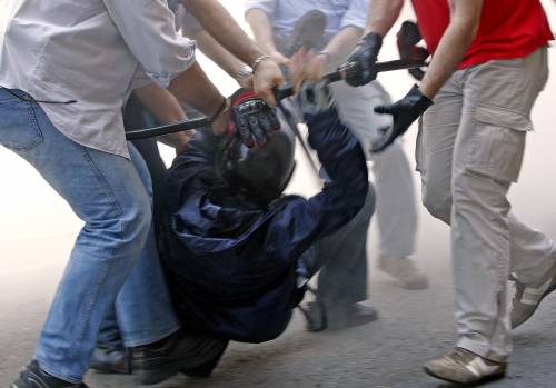 Torino, è guerriglia tra studenti e polizia 
E Di Pietro ora sta con chi assalta gli "sbirri"