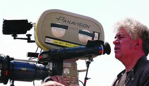 Almodóvar per sbancare Cannes si gioca la Cruz in doppia coppia