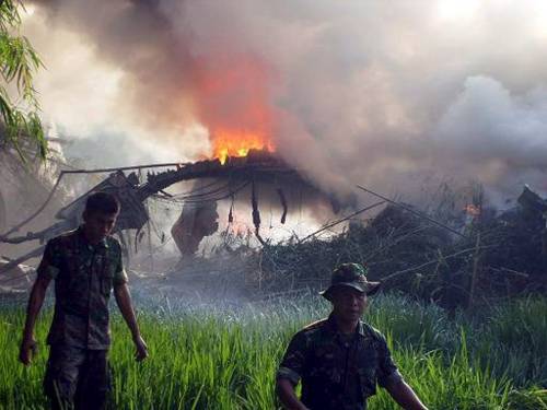 Indonesia, cade aereo: 97 morti