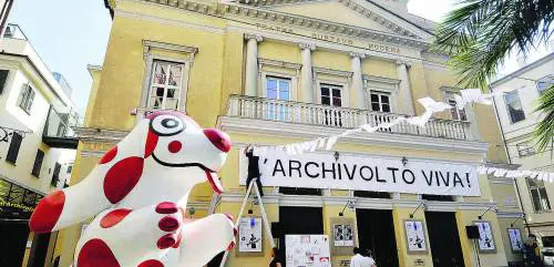 Messaggi damore e magliette per salvare il teatro Modena