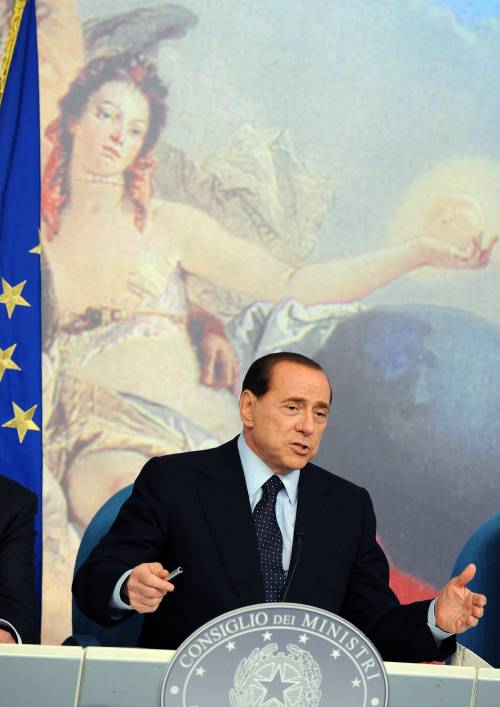 Berlusconi contrattacca: "Dimezzerò 
i deputati con l’aiuto degli italiani"