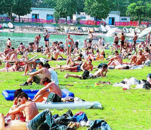 Temperature dieci gradi sopra la media In centinaia affollano parchi e piscine