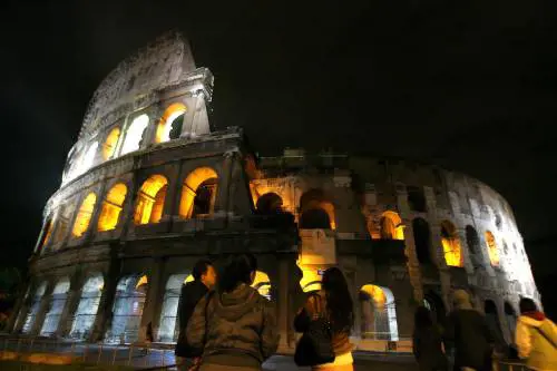 Il premier: "Roma sporca. Colpa della sinistra"