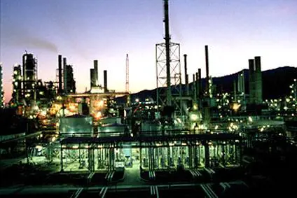 Incidente alla Saras, 
muoiono tre operai:  
"Intossicati dai gas"