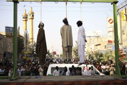 Iran, attacco in moschea: 3 impiccati