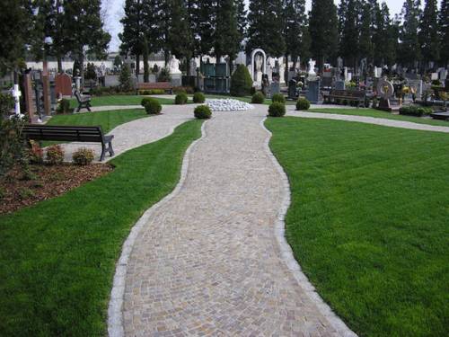 Via le croci dal cimitero: 
danneggiano l’ambiente