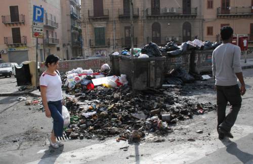 Palermo, emergenza rifiuti: cassonetti in fiamme 