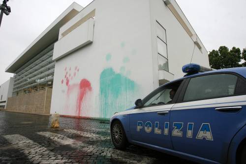Il Tricolore 'sporca' l'Ara Pacis: 
wc e carta igienica alla teca