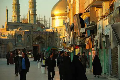 Qom, la città sacra che assomiglia a un luna park spirituale