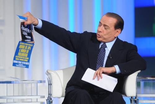 Berlusconi: "Mai pensato di mollare" 
Voli, premier indagato: "Meschinità"