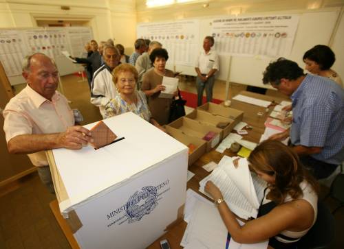Elezioni, affluenza in calo nei seggi 