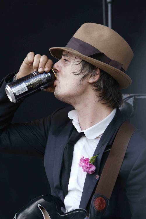 Svizzera: Pete Doherty multato  
si inietta eroina nel wc dell'aereo