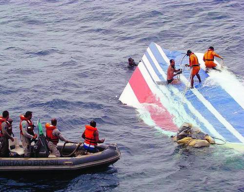 La donna inseguita dal destino Si salva dal jet, muore in auto