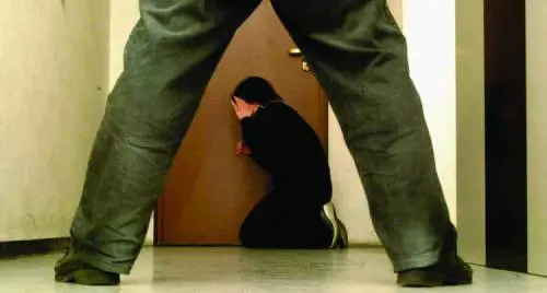 Linsospettabile amico di famiglia violenta per mesi bimba dodicenne