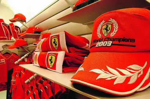 Ora lOutlet si colora di rosso Ferrari