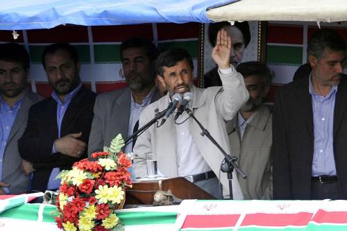 Iran, vince Ahmadinejad 
Scontri e arresti 
di riformisti a Teheran