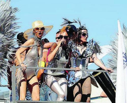 Gay Pride, in corteo 200mila persone: fa discutere il carro con la foto del Papa