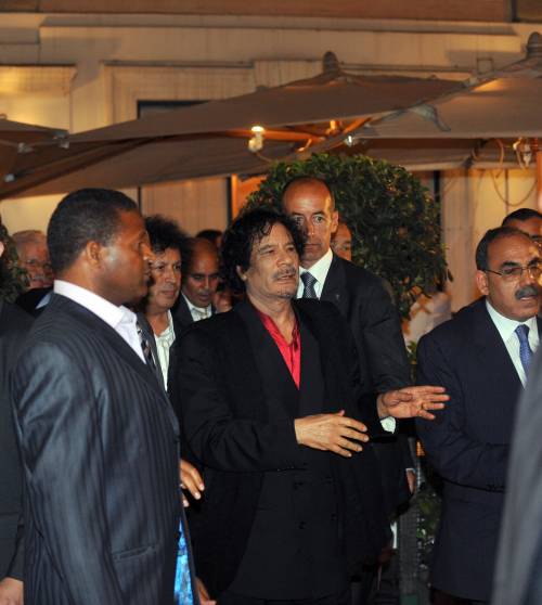 Il "malato" Gheddafi al ristorante