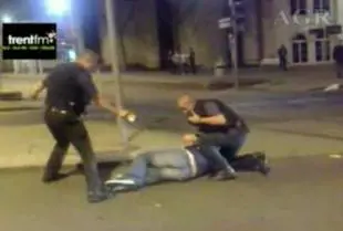 Un video incastra la polizia inglese: 
botte e violenze con pistola la elettrica