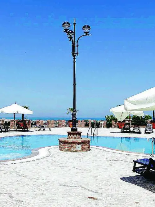 L’Aquila, la gente nelle tende. Il sindaco in villa